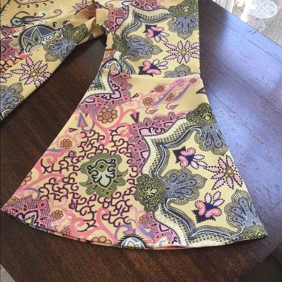 Flowy poly stretch yellow bell sleeve tunic - Picture 5 of 7